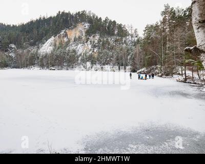Gefrorener See im Naturpark. Teplice Adrspach Rocks, Tschechische Republik. Stockfoto