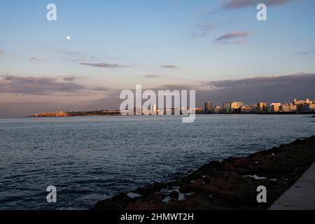 Super Blood Wolf Moon in der Abenddämmerung an der Küste von Malecon in Havanna, Kuba. Stockfoto