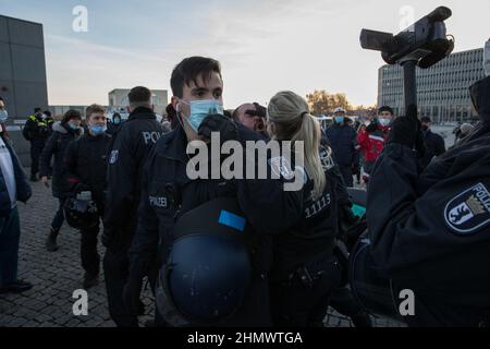 Berlin, Deutschland. 12th. Februar 2022. Proteste gegen die COVID-19-Politik in Deutschland. Demonstranten in Berlin am 12. Februar 2022. Sie demonstrierten gegen ein Coronavirus-Impfmandat in Deutschland. Nach Angaben der Polizei nahmen rund 3.000 Menschen an der Kundgebung Teil. Die Demonstranten bewegten sich vom Brandenburger Tor im Kreis durch Berlin-Mitte. Der Protest endete am Berliner Hauptbahnhof. (Bild: © Michael Kuenne/PRESSCOV via ZUMA Press Wire) Bild: ZUMA Press, Inc./Alamy Live News Stockfoto