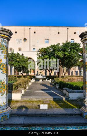 Neapel, Italien, 02/13/2022. Der Innenhof des Klosters von Santa Chiara, dekoriert mit gemalten Majolika, erbaut im 17th. Jahrhundert. Stockfoto