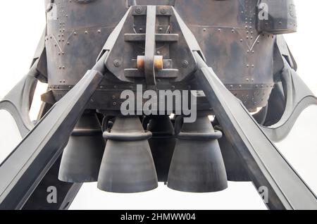 Erste Stufe einer Weltraumrakete auf dem Startstand. Nahaufnahme der Auspuffrohre des Trägerrades Stockfoto