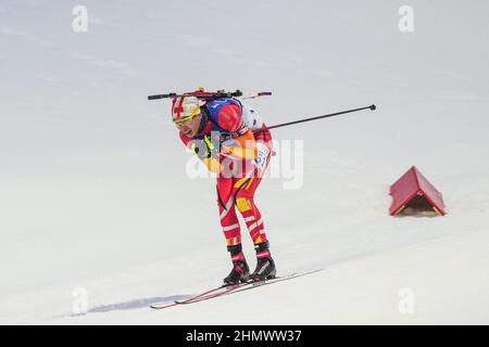 Zhangjiakou, Chinas Provinz Hebei. 12th. Februar 2022. Yan Xingyuan aus China tritt beim Biathlon-Männer-Sprint 10km im Nationalen Biathlon-Zentrum in Zhangjiakou, der nordchinesischen Provinz Hebei, am 12. Februar 2022 an. Quelle: Peng Ziyang/Xinhua/Alamy Live News Stockfoto