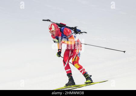 Zhangjiakou, Chinas Provinz Hebei. 12th. Februar 2022. Zhang Chunyu aus China tritt beim Biathlon-Männer-Sprint 10km im Nationalen Biathlon-Zentrum in Zhangjiakou, der nordchinesischen Provinz Hebei, am 12. Februar 2022 an. Quelle: Peng Ziyang/Xinhua/Alamy Live News Stockfoto