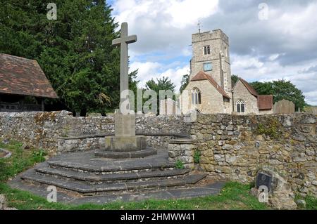 St Mary's and All Saints Church, Boxley, Kent, Großbritannien. Wunderschöne alte englische Kirche mit blauem Himmel und Wolken dahinter Stockfoto