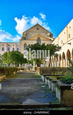 Neapel, Italien, 02/13/2022. Der Innenhof des Klosters von Santa Chiara, dekoriert mit gemalten Majolika, erbaut im 17th. Jahrhundert. Stockfoto