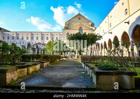 Neapel, Italien, 02/13/2022. Der Innenhof des Klosters von Santa Chiara, dekoriert mit gemalten Majolika, erbaut im 17th. Jahrhundert. Stockfoto