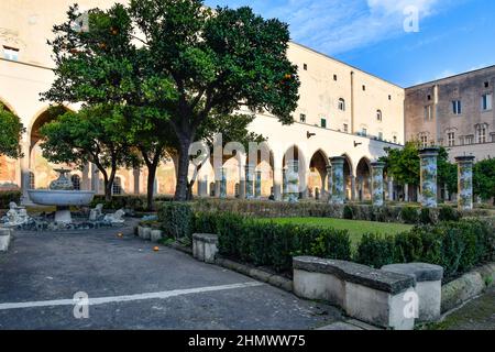 Neapel, Italien, 02/13/2022. Der Innenhof des Klosters von Santa Chiara, dekoriert mit gemalten Majolika, erbaut im 17th. Jahrhundert. Stockfoto