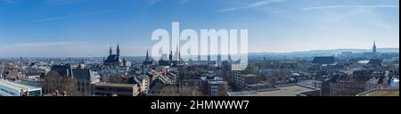 Panoramablick auf die Kaiserstadt Aachen im Frühling Stockfoto