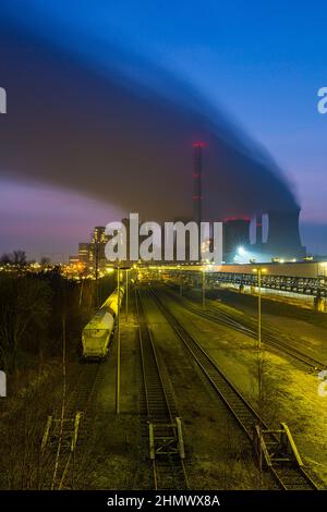 Kohlekraftwerk bei Nacht Stockfoto