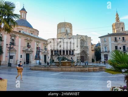 VALENCIA , SPANIEN - 6. DEZEMBER 2021: Platz der Heiligen Maria mit Kathedrale von Valencia, Basilica de la nuestra senora de los desamparados und die Stockfoto