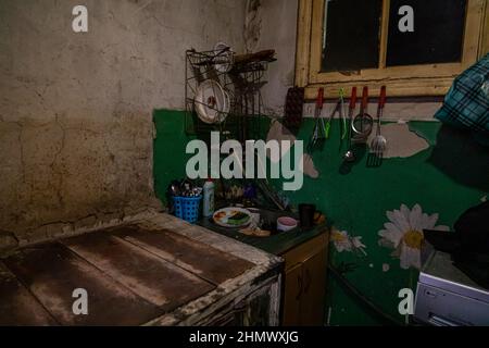 Gornyak, Ukraine. 09th. Februar 2022. Die kleine Mazur Küche oan 9. Februar 2022. Igor und Eugenia, die Eltern von 5 Kindern, die alle unter 8 Jahre alt sind, leben etwa 10 Meilen von der Donezker Front im ukrainischen Gornyak entfernt. Die Familie kämpft darum, genügend Arbeit für Lebensmittel und Rechnungen zu finden und bleibt besorgt, während die russischen Streitkräfte an der ukrainischen Grenze mobilisieren. (Foto von Michael Nigro/Sipa USA) Quelle: SIPA USA/Alamy Live News Stockfoto