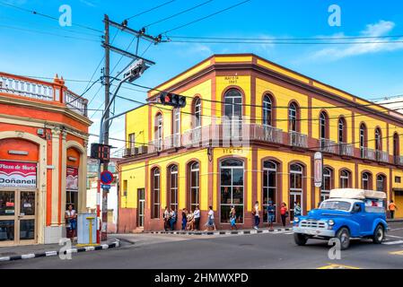 Amerikanischer Oldtimer in Plaza de Marte, Santiago de Cuba, Kuba, 2016 Stockfoto