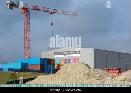 West Hyde, Hertfordshire, Großbritannien. 12th. Februar 2022. HS2 haben diese Woche mit der Produktion von 1000 riesigen Betonsegmenten in der Viaduct-Fertigteilfabrik begonnen. Die Segmente bilden das Deck des Viadukts des Colne Valley. Quelle: Maureen McLean/Alamy Live News Stockfoto