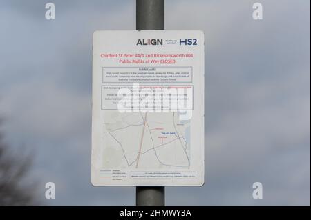 West Hyde, Hertfordshire, Großbritannien. 12th. Februar 2022. Ein HS2 Public Rights of Way Schließungszeichen. HS2 haben zahlreiche öffentliche Wanderwege gesperrt, die Wanderer verärgern. Quelle: Maureen McLean/Alamy Live News Stockfoto