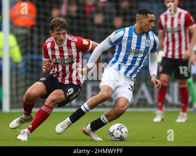 Sheffield, England, 9th. Februar 2022. Jon Russell von Huddersfield Town und Sander Berge von Sheffield Utd während des Sky Bet Championship-Spiels im John Smith's Stadium, Huddersfield. Bildnachweis sollte lauten: Simon Bellis / Sportimage Kredit: Sportimage/Alamy Live News Stockfoto