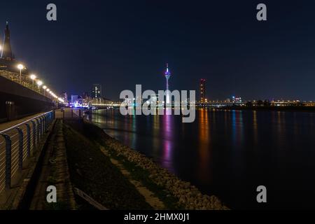 die rheinpromenade in Düsseldorf bei Nacht Stockfoto