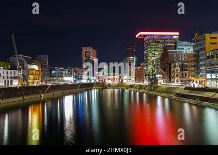 Blick auf den Medienhafen ngiht in Düsseldorf Stockfoto