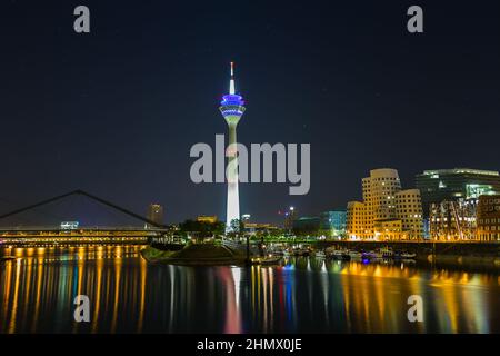 Medienhafen mit Rheinturm bei Nacht in Düsseldorf Stockfoto