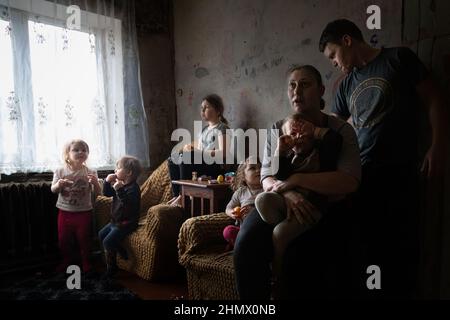 Gornyak, Ukraine. 9th. Februar 2022. Am 9. Februar 2022 leben Igor und Eugenia, die Eltern von 5 Kindern, die alle unter 8 Jahre alt sind, etwa 10 Meilen von der Donezker Front im ukrainischen Gornyak entfernt. Die Familie kämpft darum, genügend Arbeit für Lebensmittel und Rechnungen zu finden und bleibt besorgt, während die russischen Streitkräfte an der ukrainischen Grenze mobilisieren. (Bild: © Michaal Nigro/Pacific Press via ZUMA Press Wire) Stockfoto