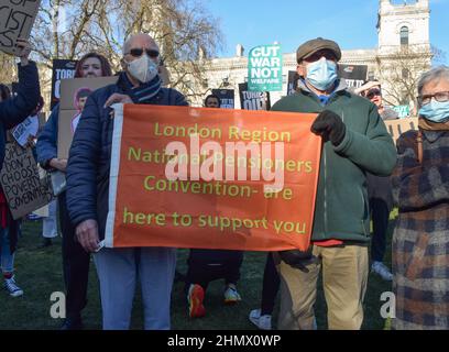 London, Großbritannien. 12th. Februar 2022. Demonstranten versammelten sich auf dem Parliament Square, um gegen den Anstieg der Energiepreise, die Energiearmut und die Lebenshaltungskosten zu protestieren. Stockfoto