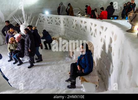 Baramulla, Indien. 12th. Februar 2022. Die Besucher sahen, wie sie Fotos im Inneren des Iglu cafè in Gulmarg gemacht haben. Mit einer Höhe von 37,5 Fuß und einem Durchmesser von 44,5 Fuß ist im berühmten Skigebiet Gulmarg in Jammu und Kaschmir eine Iglu-cafè, die angeblich die größte worldís ist, aufgekommen und hat sich zu einem Anziehungspunkt für Touristen entwickelt. Kredit: SOPA Images Limited/Alamy Live Nachrichten Stockfoto