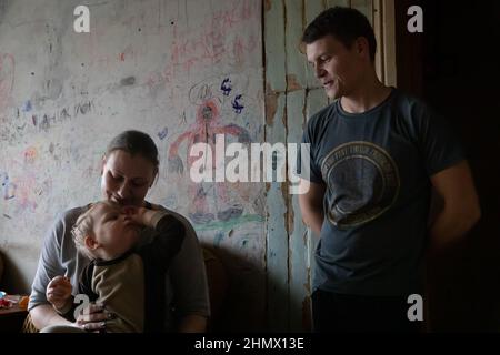 Gornyak, Ukraine. 09th. Februar 2022. Am 9. Februar 2022 leben Igor und Eugenia, die Eltern von 5 Kindern, die alle unter 8 Jahre alt sind, etwa 10 Meilen von der Donezker Front im ukrainischen Gornyak entfernt. Die Familie kämpft darum, genügend Arbeit für Lebensmittel und Rechnungen zu finden und bleibt besorgt, während die russischen Streitkräfte an der ukrainischen Grenze mobilisieren. (Foto von Michael Nigro/Sipa USA) Quelle: SIPA USA/Alamy Live News Stockfoto