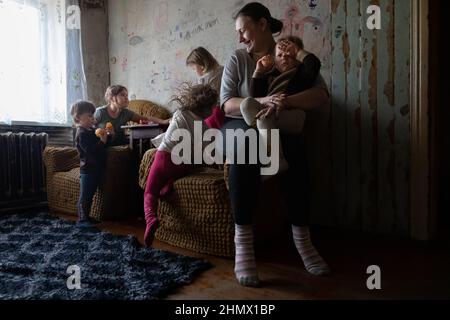 Gornyak, Ukraine. 9th. Februar 2022. Am 9. Februar 2022 leben Igor und Eugenia, die Eltern von 5 Kindern, die alle unter 8 Jahre alt sind, etwa 10 Meilen von der Donezker Front im ukrainischen Gornyak entfernt. Die Familie kämpft darum, genügend Arbeit für Lebensmittel und Rechnungen zu finden und bleibt besorgt, während die russischen Streitkräfte an der ukrainischen Grenze mobilisieren. (Bild: © Michaal Nigro/Pacific Press via ZUMA Press Wire) Stockfoto