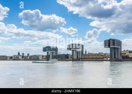 Crane beherbergt Gebäude am Rheinauer Hafen Stockfoto