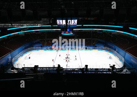 (220212) -- PEKING, 12. Februar 2022 (Xinhua) -- das Foto vom 6. Februar 2022 zeigt die hohen transparenten Schutzplatten rund um die Eisbahn im Wukesong Sports Center in Peking, der Hauptstadt Chinas. Als die chinesischen Eishockeyspieler bei den Olympischen Winterspielen 2022 in Peking auftauchten, zieht dieses Spiel immer mehr die Aufmerksamkeit der Öffentlichkeit auf sich. Im Wukesong Sports Center in Peking stellten Mitarbeiter der Eishockey-Veranstaltungen die Eiswürfel in Kühlboxen. Der Puck aus vulkanisiertem Gummi ist eine flache Festplatte, die vor dem Spiel eingefroren werden muss, um die Elastizität während des Spiels zu verringern. Stockfoto