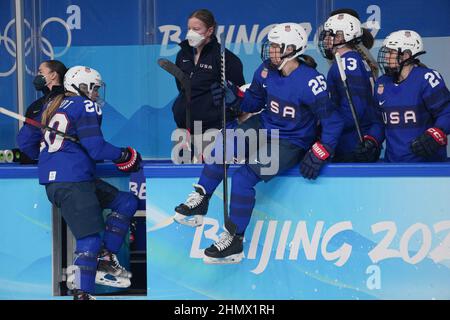 (220212) -- PEKING, 12. Februar 2022 (Xinhua) -- während der Vorrunde der Eishockey-Frauen gegen Kanada und die Vereinigten Staaten im Wukesong Sports Center in Peking, der Hauptstadt von China, steht eine Athletin für eine weitere Gruppe ein Spiel zwischen Kanada und den Vereinigten Staaten, 8. Februar 2022. Bei Eishockey-Spielen verbrauchen Sportler aufgrund der konstanten Beschleunigung, des plötzlichen Stopps und der wechselnden Richtungen schneller Energie. Daher sind Ersetzungen in Eishockeyspielen häufiger und schneller als andere Sportarten. Als die chinesischen Eishockeyspieler bei den Olympischen Winterspielen 2022 in Peking auftauchten, zieht dieses Spiel immer mehr Besucher an Stockfoto