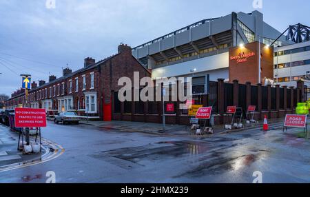 Der Sir Kenny Dalglish steht in Anfield, dem Heimstadion des Liverpool Football Club seit 1892. Skerries Rd auf der linken Seite, Anfield Rd auf der rechten Seite. Dez 2021. Stockfoto