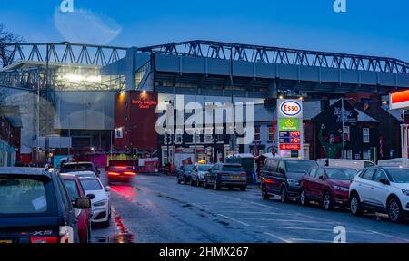 Anfield Ground des Liverpool Football Club an einem nassen Spieltag, von der Oakfield Road aus gesehen, im Dezember 2021. Stockfoto