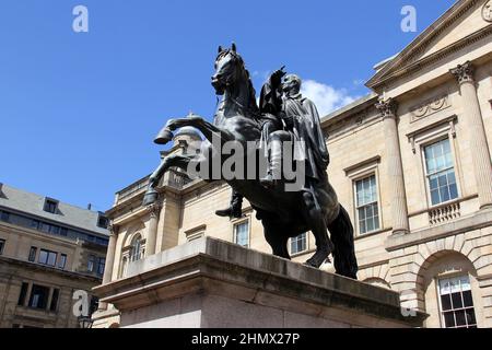 Reiterstatue des Duke of Wellington, von John Steell, enthüllt 1852, vor dem Register House in der Princes Street, Edinburgh, Schottland, Großbritannien Stockfoto