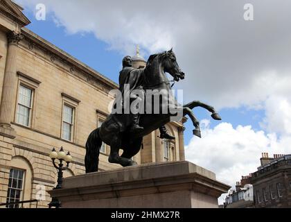 Reiterstatue des Duke of Wellington, von John Steell, enthüllt 1852, vor dem Register House in der Princes Street, Edinburgh, Schottland, Großbritannien Stockfoto