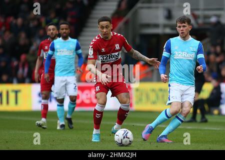 MIDDLESBROUGH, GROSSBRITANNIEN. FEB 12th Max Bird von Derby County spielt trotz des Drucks von Marcus Tavernier aus Middlesbrough während des Sky Bet Championship-Spiels zwischen Middlesbrough und Derby County im Riverside Stadium, Middlesbrough, am Samstag, dem 12th. Februar 2022, einen Pass zurück auf sein eigenes Tor. (Kredit: Michael Driver | MI Nachrichten) Kredit: MI Nachrichten & Sport /Alamy Live Nachrichten Stockfoto