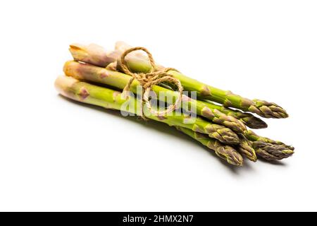 Grüner Spargel, isoliert auf weiß Stockfoto