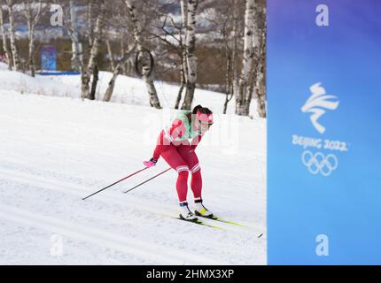 Zhangjiakou, Chinas Provinz Hebei. 12th. Februar 2022. Natalia Nepryaeva vom ROC tritt während der 4x5-km-Langlaufstaffel der Frauen bei den Olympischen Winterspielen in Peking im Nationalen Langlaufzentrum in Zhangjiakou, nordchinesische Provinz Hebei, am 12. Februar 2022 an. Kredit: Mu Yu/Xinhua/Alamy Live Nachrichten Stockfoto