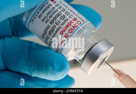 Nahaufnahme der Erstellung einer Injektion mit dem Impfstoff Moderna Covid-19 Stockfoto