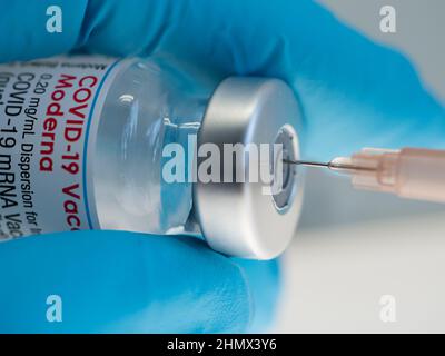 Nahaufnahme der Erstellung einer Injektion mit dem Impfstoff Moderna Covid-19 Stockfoto