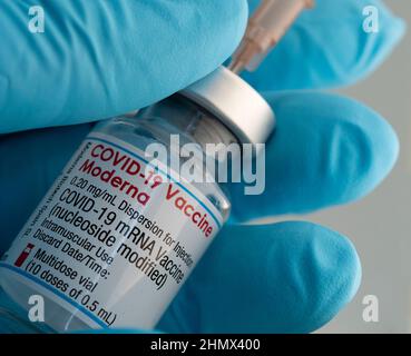Nahaufnahme der Erstellung einer Injektion mit dem Impfstoff Moderna Covid-19 Stockfoto