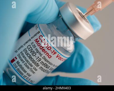 Nahaufnahme der Erstellung einer Injektion mit dem Impfstoff Moderna Covid-19 Stockfoto