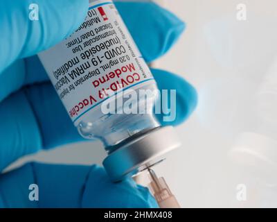Nahaufnahme der Erstellung einer Injektion mit dem Impfstoff Moderna Covid-19 Stockfoto