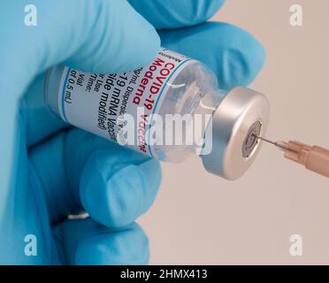 Nahaufnahme der Erstellung einer Injektion mit dem Impfstoff Moderna Covid-19 Stockfoto