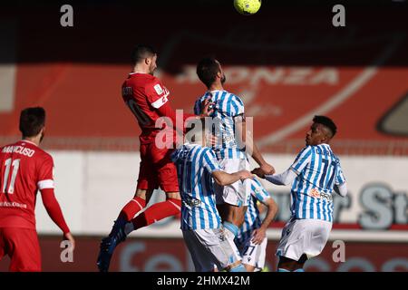 Mattia Valoti (AC Monza) header während des Spiels AC Monza gegen SPAL in der italienischen Fußballserie B in Monza (MB), Italien, Februar 12 2022 Stockfoto