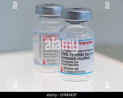 Nahaufnahme von zwei Fläschchen mit dem Impfstoff Moderna Covid-19 Stockfoto