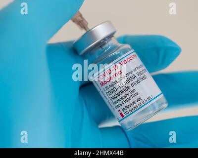 Nahaufnahme der Erstellung einer Injektion mit dem Impfstoff Moderna Covid-19 Stockfoto