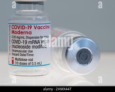 Nahaufnahme von zwei Fläschchen mit dem Impfstoff Moderna Covid-19 Stockfoto