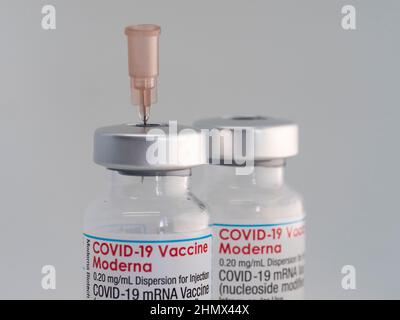 Nahaufnahme von zwei Fläschchen mit dem Impfstoff Moderna Covid-19 Stockfoto