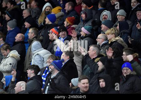 NEWPORT, GROSSBRITANNIEN. FEB 12th Oldham Athletic Fans während des Sky Bet League 2 Spiels zwischen Newport County und Oldham Athletic bei der Rodney Parade, Newport am Samstag, 12th. Februar 2022. (Kredit: Eddie Garvey | MI Nachrichten) Kredit: MI Nachrichten & Sport /Alamy Live Nachrichten Stockfoto