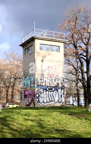 Berlin, 2. Februar 2022, historischer Wachturm der ehemaligen DDR-Grenze (Berliner Mauer) in der Puschkinallee. Stockfoto